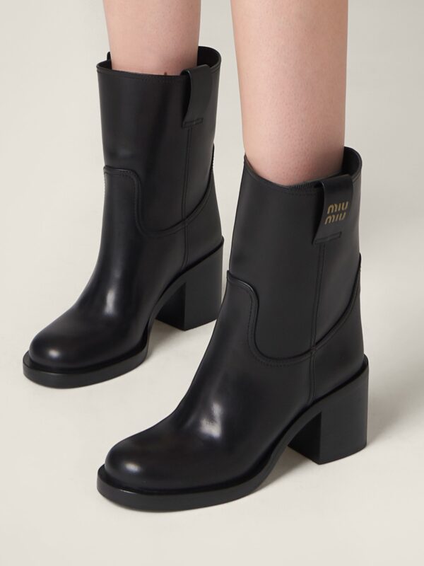 LEATHER BOOTIES