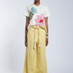 EMBROIDERED FLOWER TEE
