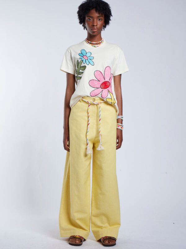 EMBROIDERED FLOWER TEE