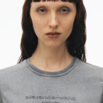 acid wash logo shrunken tee in cotton jersey