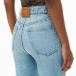 HIGH WAISTED JEANS