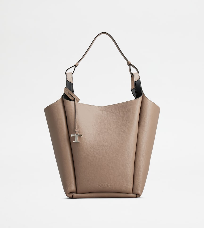 BUCKET BAG IN LEATHER