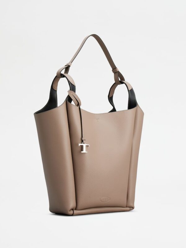 BUCKET BAG IN LEATHER