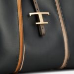 T TIMELESS TOTE BAG IN LEATHER