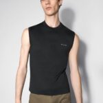 SIGNATURE SLEEVELESS TOP
