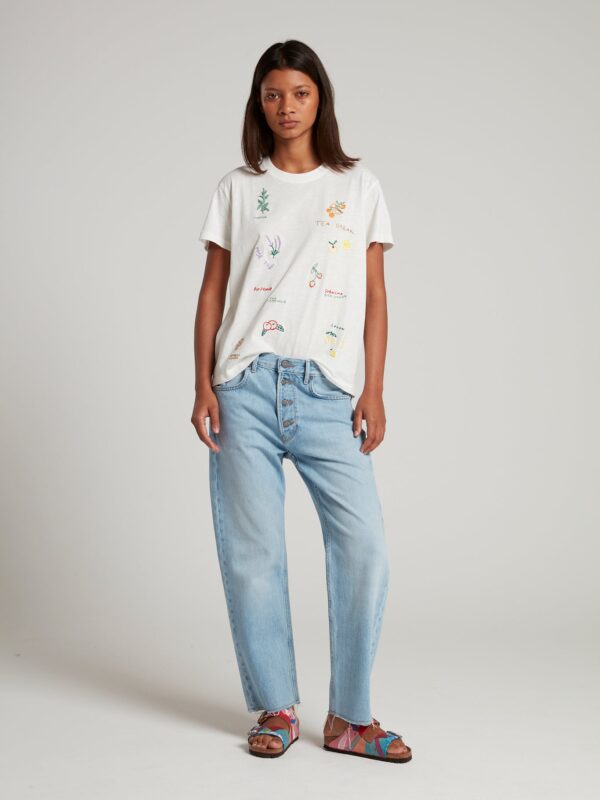 TEA EMBROIDERED TEE
