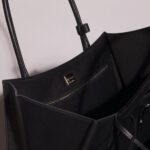 GRAINY LEATHER SHOULDER BAG