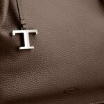 MEDIUM BUCKET BAG IN LEATHER
